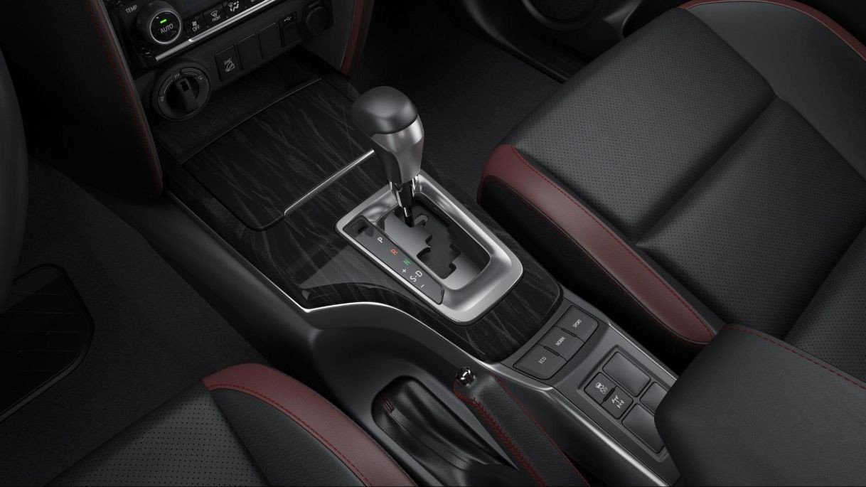 Cần số và các chi tiết điều khiển trên xe Fortuner máy dầu