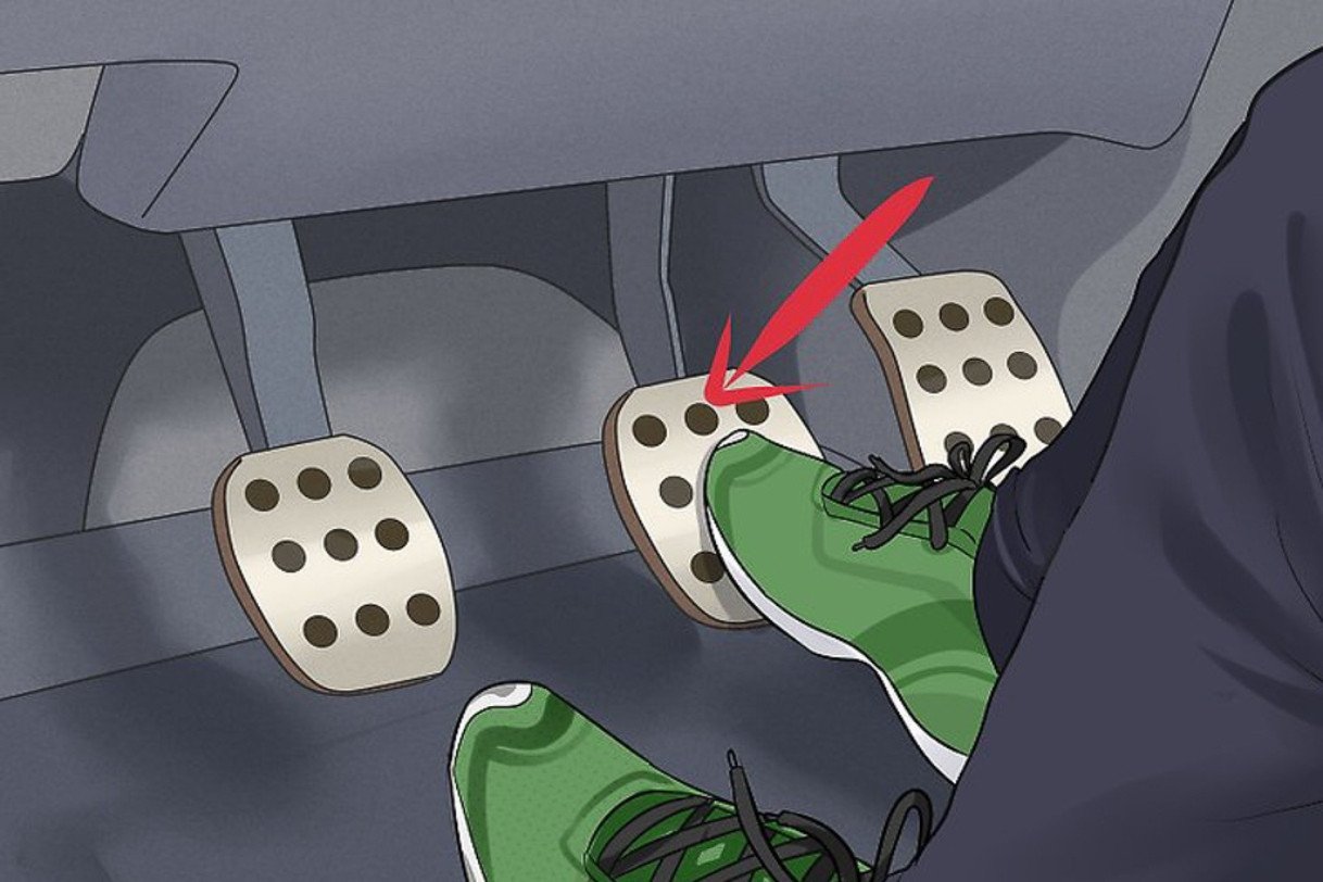 Cần thiết phải sử dụng phanh tay khi dừng xe trên dốc