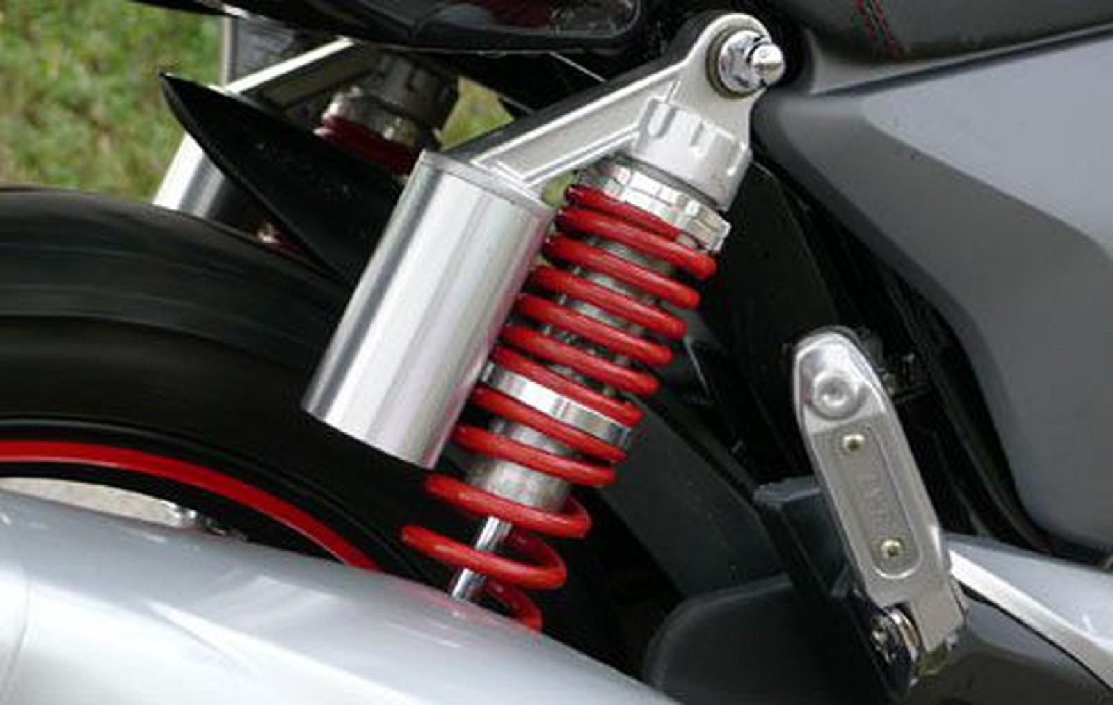 Cần tìm ra cách khắc phục giảm xóc xe máy chảy dầu để đảm bảo khả năng vận hành của xe