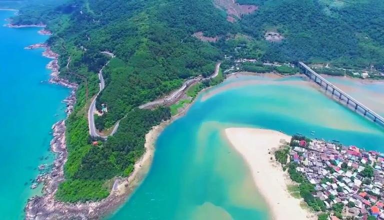 Cảnh biển Vịnh Lăng Cô nhìn từ trên cao với nước biển xanh ngọc bích