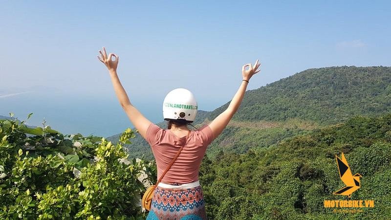 Cảnh nhóm phượt nghỉ ngơi và chụp ảnh lưu niệm trên đường đi