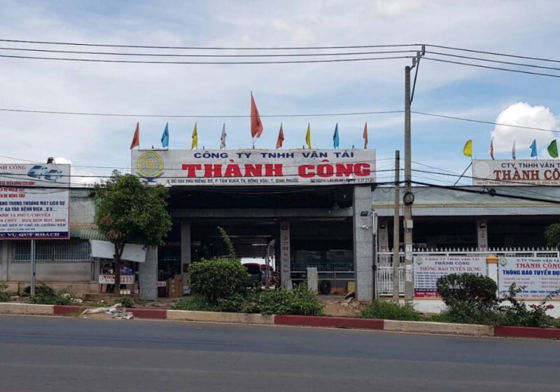 Cảnh quan bên ngoài bến xe Thành Công tại Đồng Xoài, Bình Phước