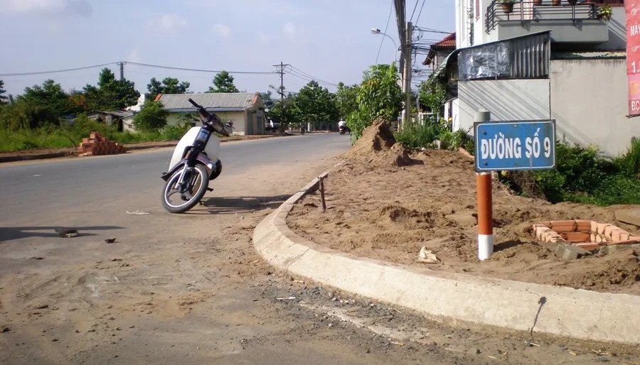 Cảnh quan đô thị với các vấn đề về cao độ giữa nhà và đường phố