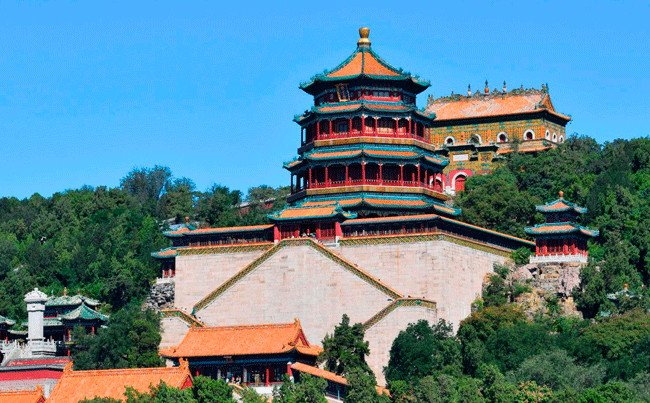 Cảnh quan hồ nước và kiến trúc tại Di Hòa Viên