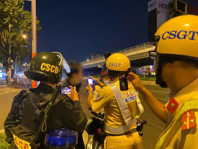 Cảnh sát giao thông đang kiểm tra nồng độ cồn đối với người điều khiển xe máy