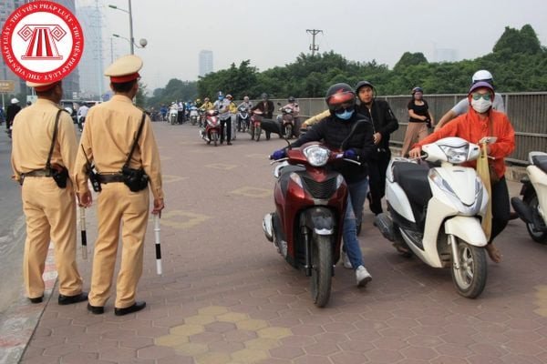 Cảnh sát giao thông đang kiểm tra nồng độ cồn trên đường