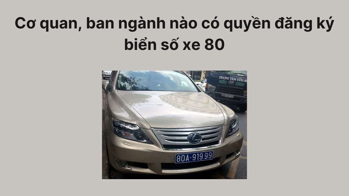 Cảnh sát giao thông đang kiểm tra phương tiện tại một khu vực trung tâm