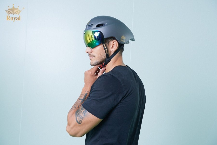 Cảnh sát giao thông sẽ xử phạt nếu phát hiện đội mũ xe đạp khi đi xe máy