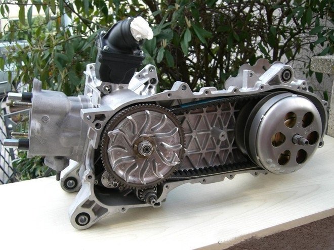 Cấu tạo cơ bản của bộ nồi xe máy, cho thấy các bộ phận chính trong hệ thống truyền động