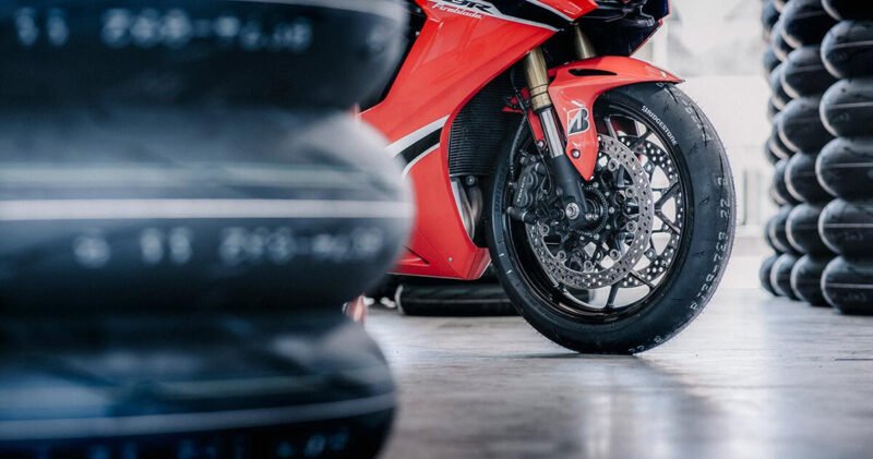 Cấu tạo vỏ xe máy có ruột và săm bên trong