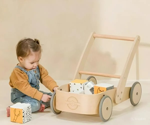 Cha mẹ nên thường xuyên tương tác, động viên bé tập đi một cách chủ động