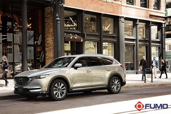 Chi tiết bộ đèn hậu và logo của chiếc xe 7 chỗ Mazda màu xám kim loại