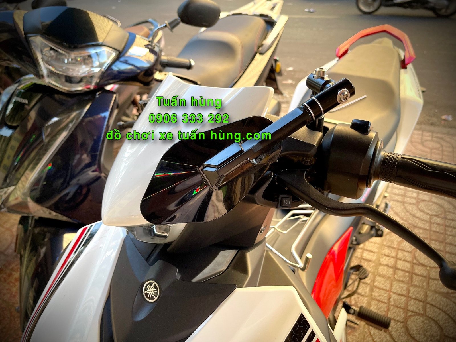 Chi tiết cận cảnh cơ chế xoay 360 độ của gương chiếu hậu xe máy hiện đại