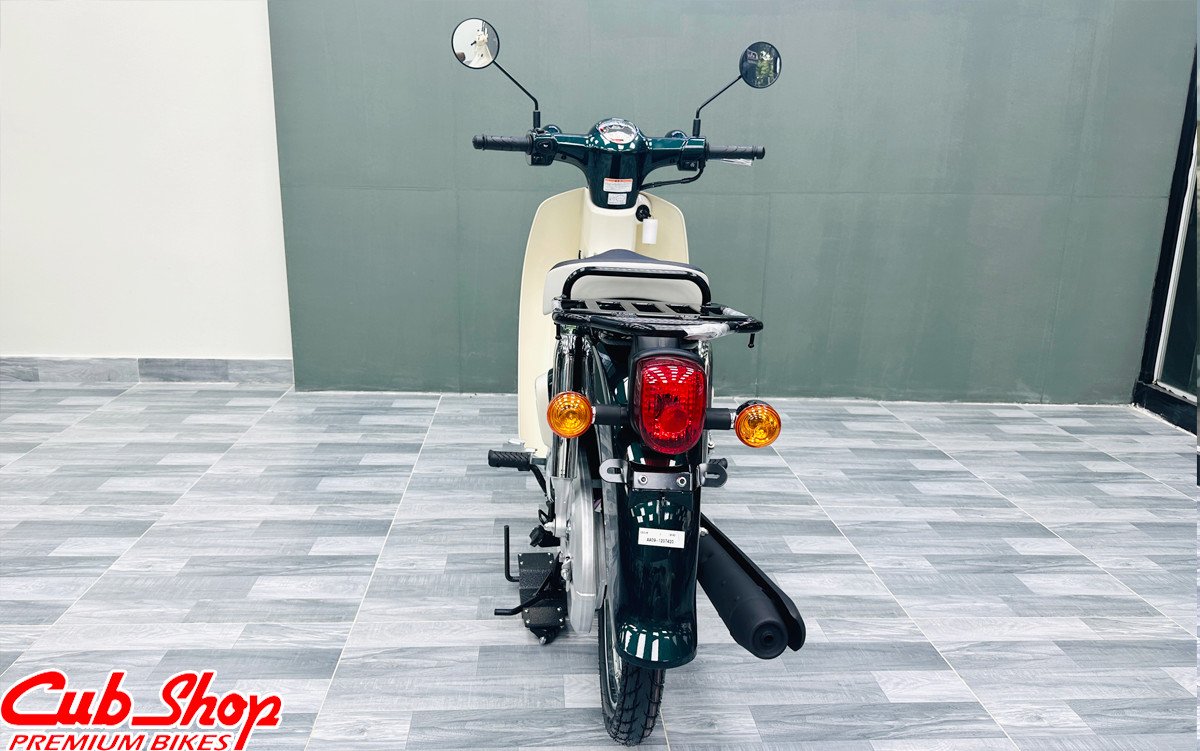 Chi tiết góc nghiêng xe Cub 50 Nhật Bản với thiết kế bo tròn