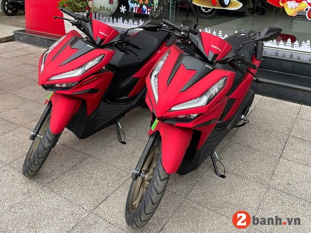 Chi tiết khu vực đèn pha và hộc chứa đồ tiện ích phía trước của Honda Vario 125