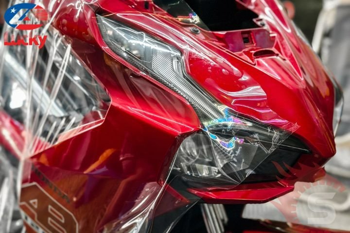 Chi tiết lớp dán chống xước bảo vệ bề mặt sơn bóng của xe máy Honda SH