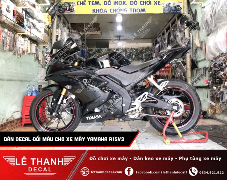 Chi tiết thợ đang căn chỉnh và dán decal tinh xảo trên bộ yếm xe máy