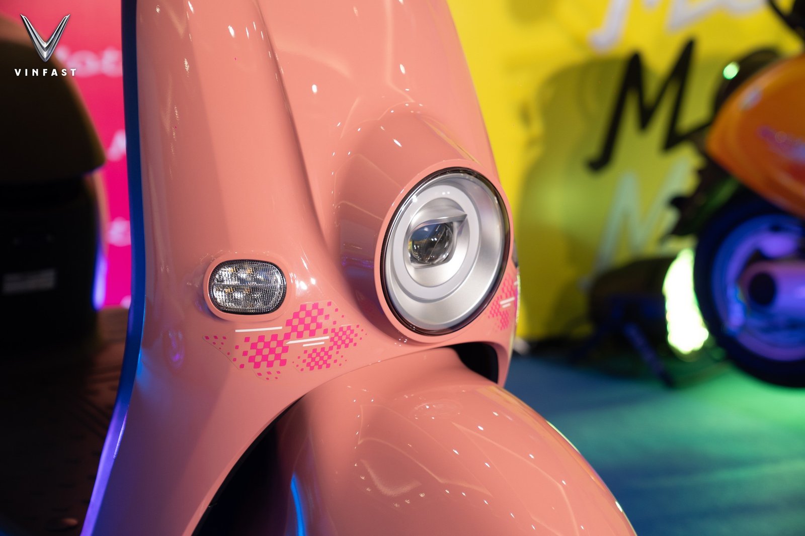 Chi tiết về khung xe và hệ thống giảm xóc của xe điện VinFast, nhấn mạnh sự chắc chắn