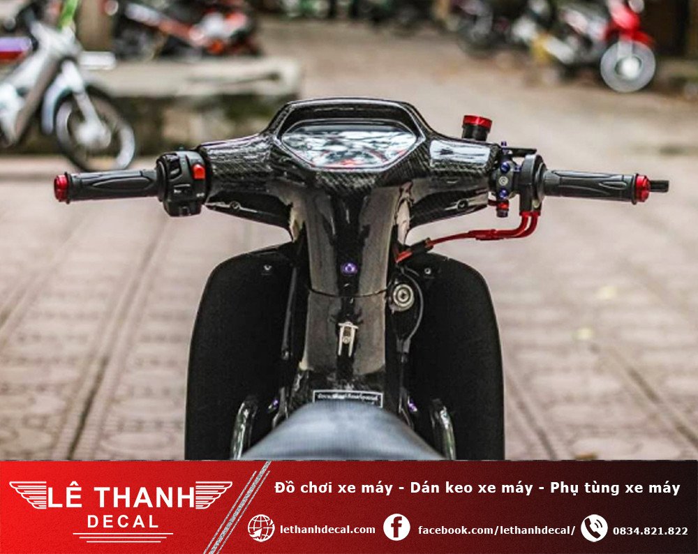 Chi tiết xe máy được trang trí bằng tem carbon mang lại vẻ ngoài mạnh mẽ