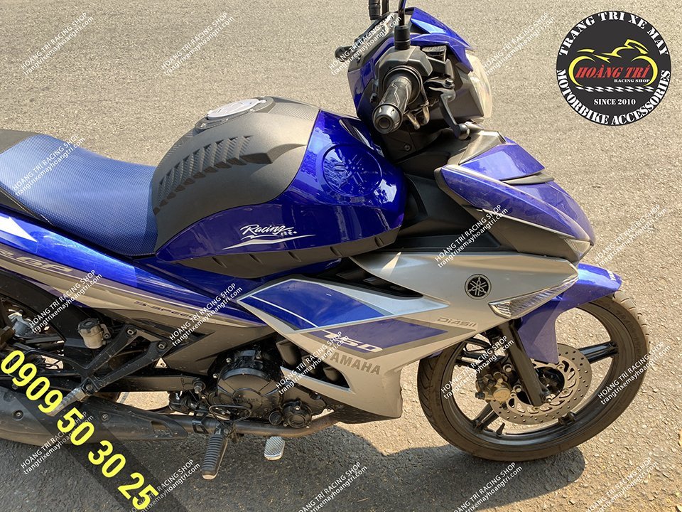 Chiếc Exciter 150 GP lắp thùng kiểu moto màu xanh dương