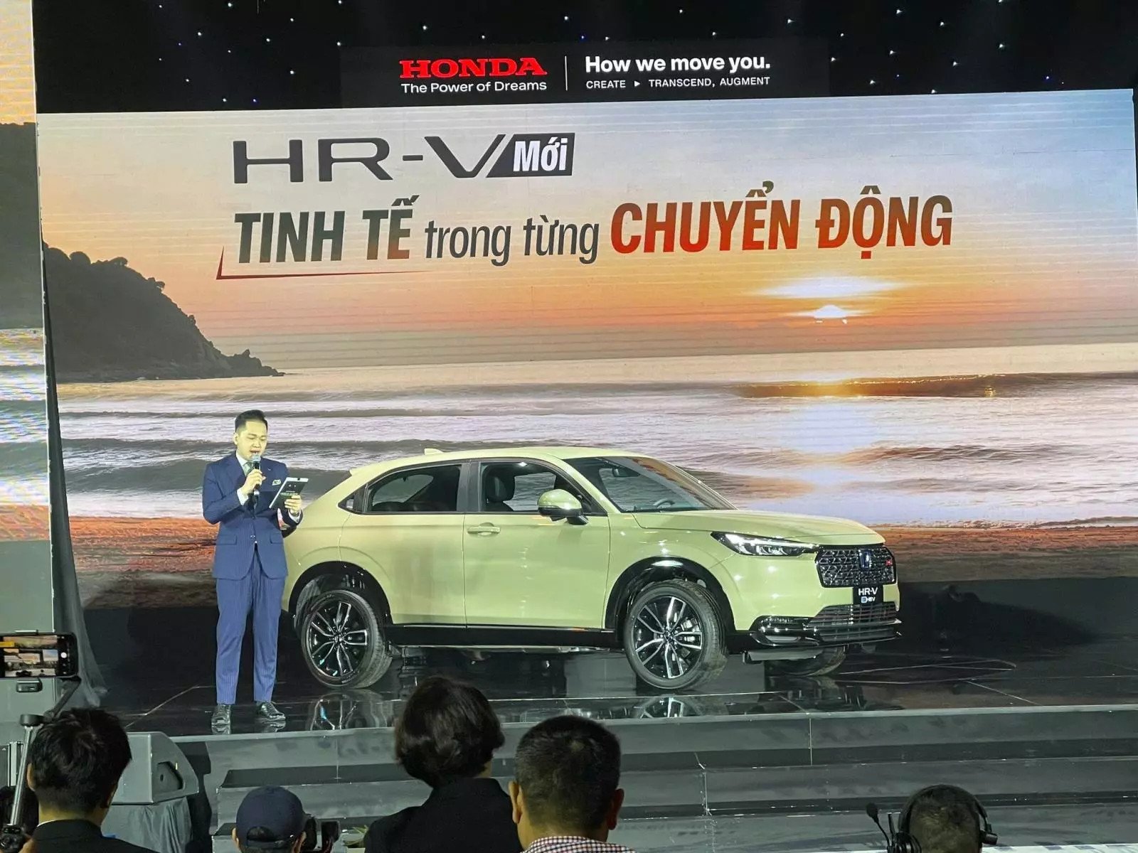 Chiếc Honda HR-V màu đỏ nổi bật với thiết kế thể thao và hiện đại