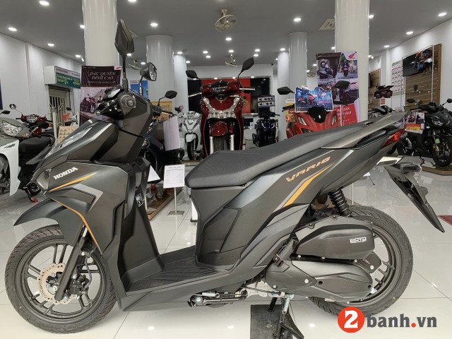 Chiếc Honda Vario 125 phiên bản Đặc biệt màu đen được trưng bày với ánh sáng tốt tại Showroom