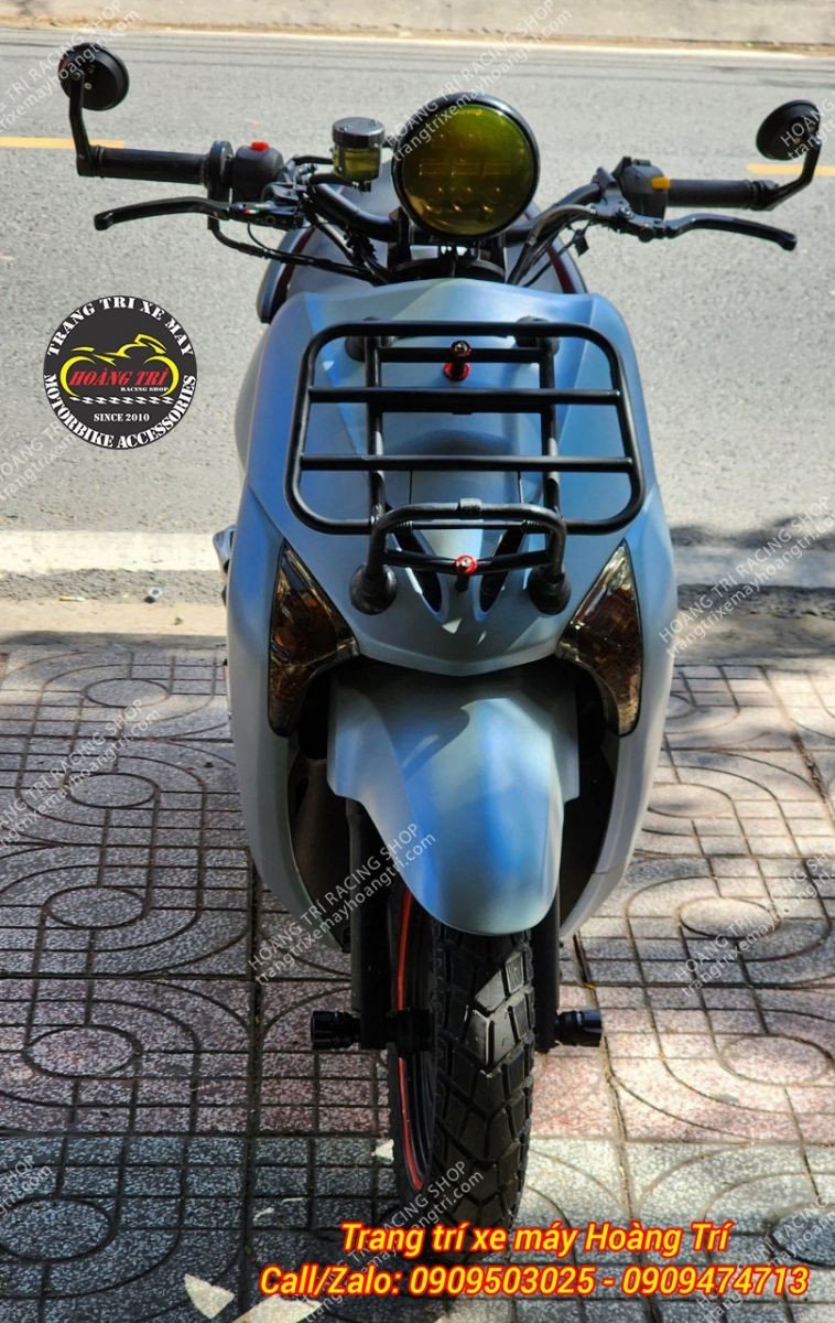 Chiếc Lead được độ theo phong cách thể thao với ghi đông trần