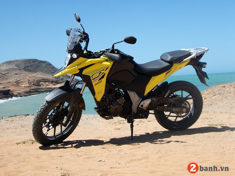 Chiếc Suzuki V-STROM 250SX màu vàng đen đang đỗ trên đường