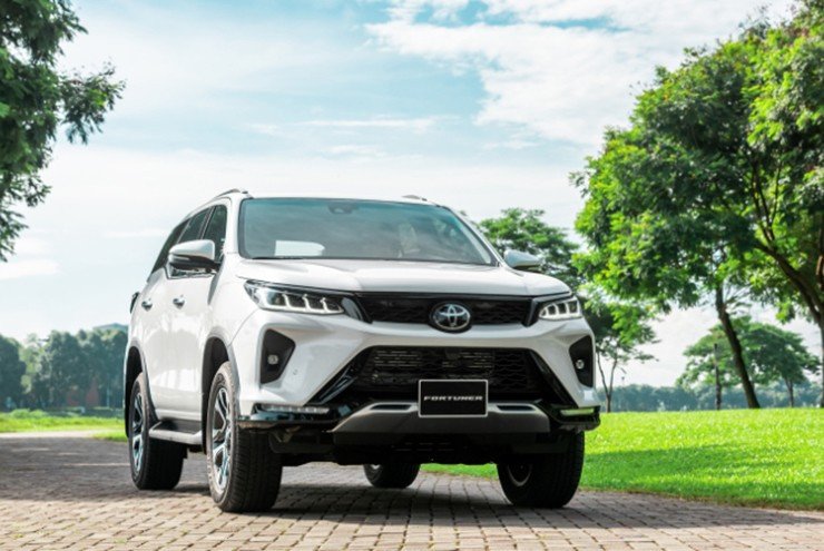 Chiếc Toyota Fortuner màu đen mạnh mẽ, phù hợp cho các dịch vụ vận chuyển cao cấp
