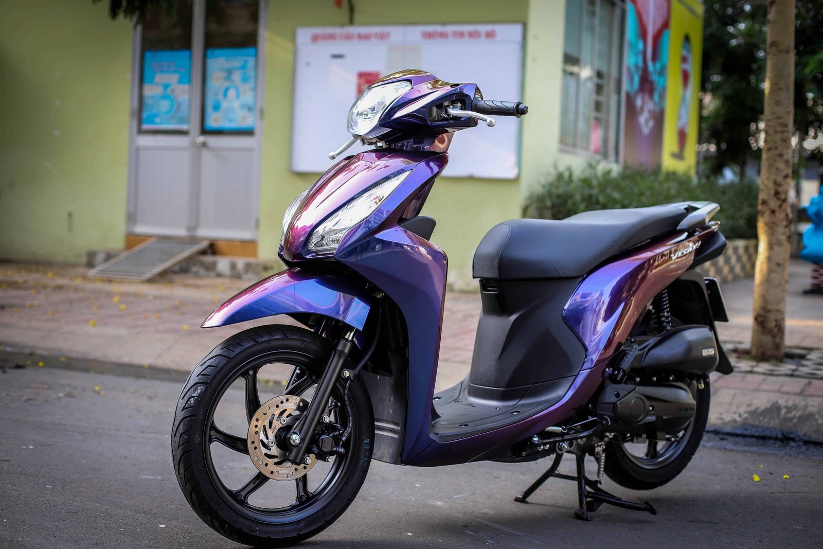 Chiếc Vision dán decal chuyển sắc titanium tạo hiệu ứng màu sắc thay đổi theo góc nhìn