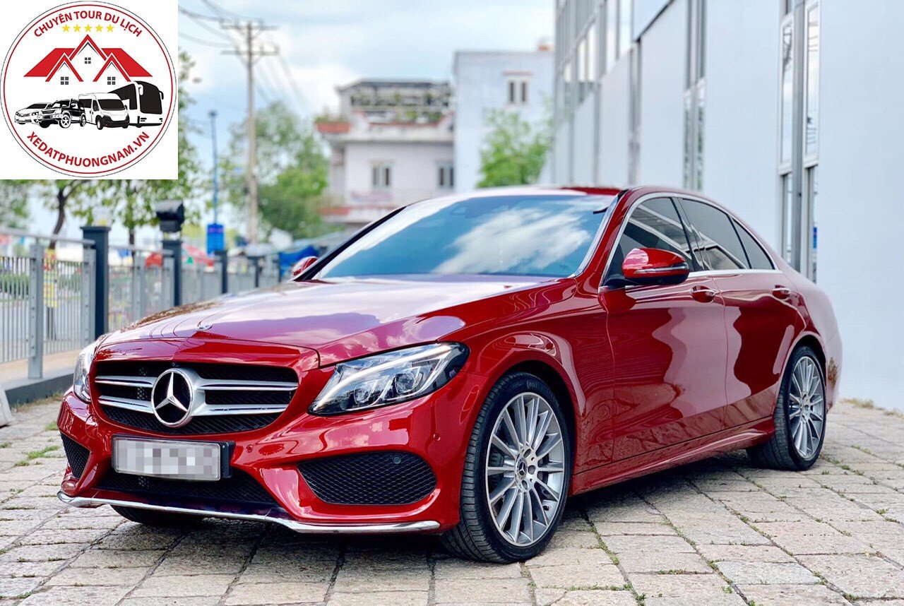 Chiếc xe 4 chỗ hạng sang đỗ trước một khách sạn cao cấp