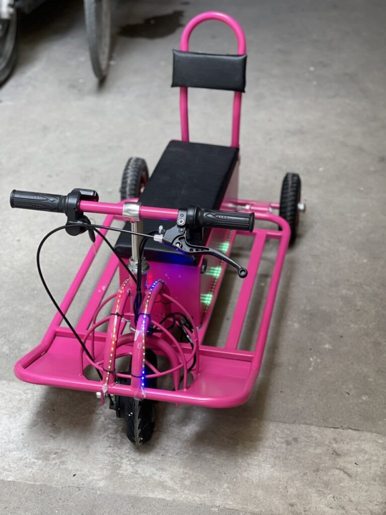 Chiếc xe điện trẻ em tự chế được sử dụng trong không gian giải trí với khả năng xoay linh hoạt