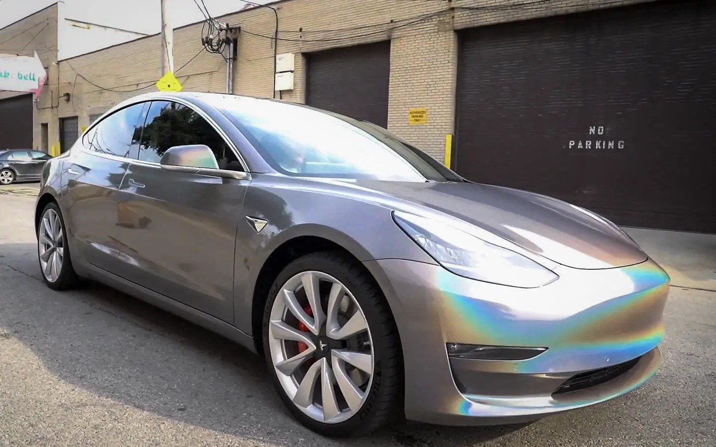 Chiếc xe được dán decal chrome phản chiếu sáng bóng