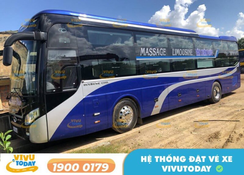 Chiếc xe khách hiện đại đang di chuyển trên đường cao tốc