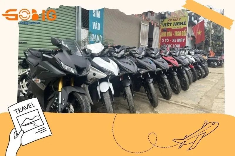 Chiếc xe máy cũ đang được kiểm tra kỹ lưỡng