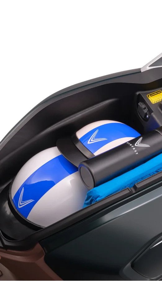 Chiếc xe máy điện VinFast Klara S đang sạc pin