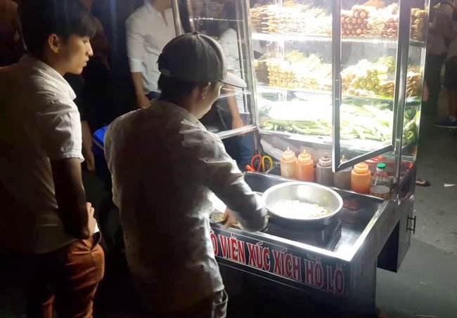 Chiếc xe máy được trang bị tủ kính bán hàng