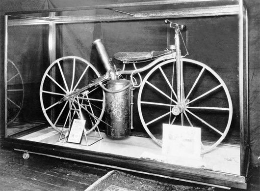 Chiếc xe máy hơi nước Roper 1869 với động cơ đặt giữa hai bánh