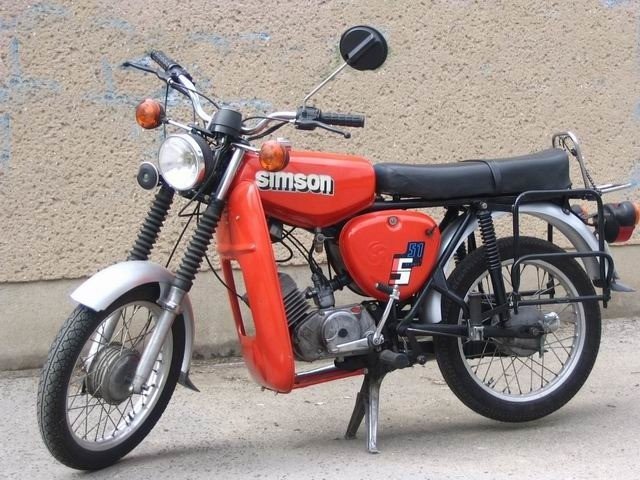 Chiếc xe máy Simson S51 màu xanh lá cây với thiết kế thể thao, gợi nhớ về thời kỳ Đông Đức
