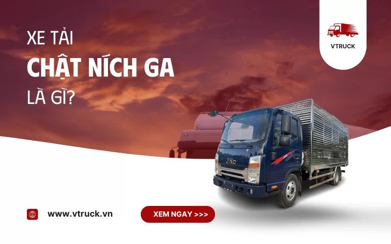 Chiếc xe tải nhỏ đang chở quá tải người và hàng hóa trong cabin