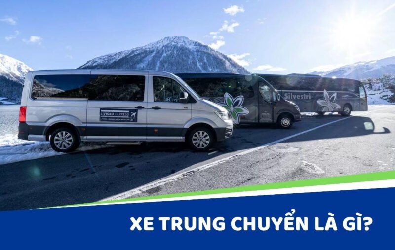 Chiếc xe trung chuyển nhỏ gọn đang chờ đón hành khách tại điểm hẹn