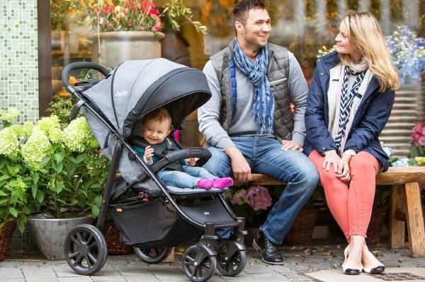 Chọn mua xe đẩy ngồi em bé đa năng tiện lợi, an toàn chắc chắn cho bé yêu
