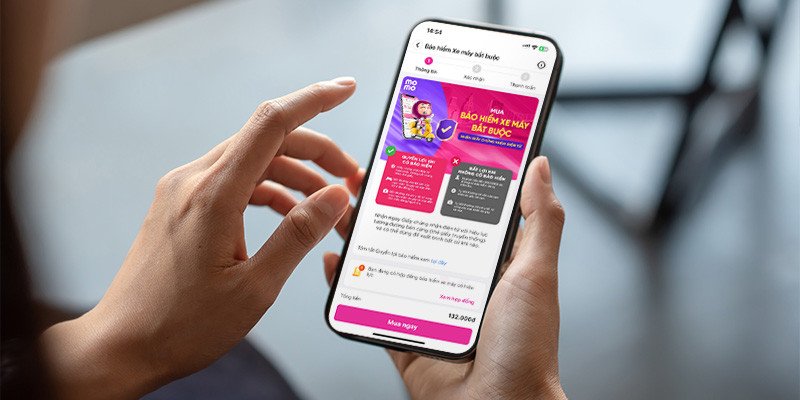 Chủ phương tiện trình bày giấy chứng nhận bảo hiểm xe máy điện tử trên điện thoại thông minh