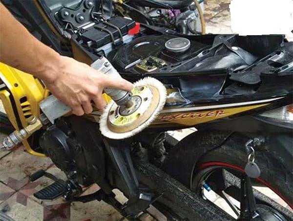 Chuẩn bị bề mặt xe máy trước khi sơn vá xước