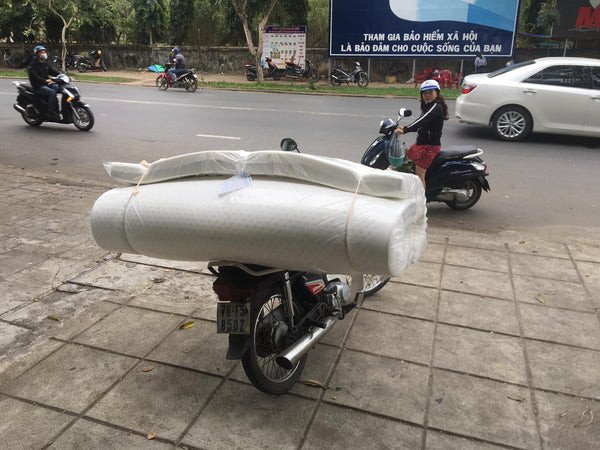 Cố định chắc chắn nệm lên xe máy bằng dây chằng chuyên dụng