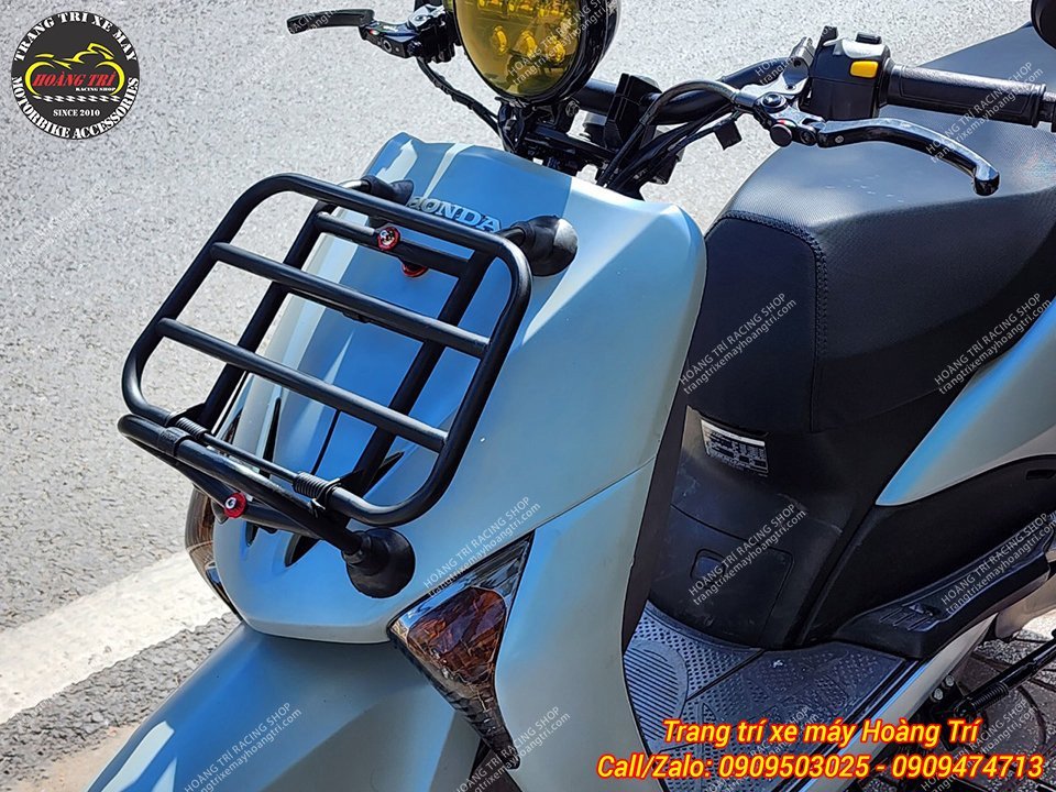 Có thêm 4 nút nhựa giúp cho baga trước liền lạc hơn với xe