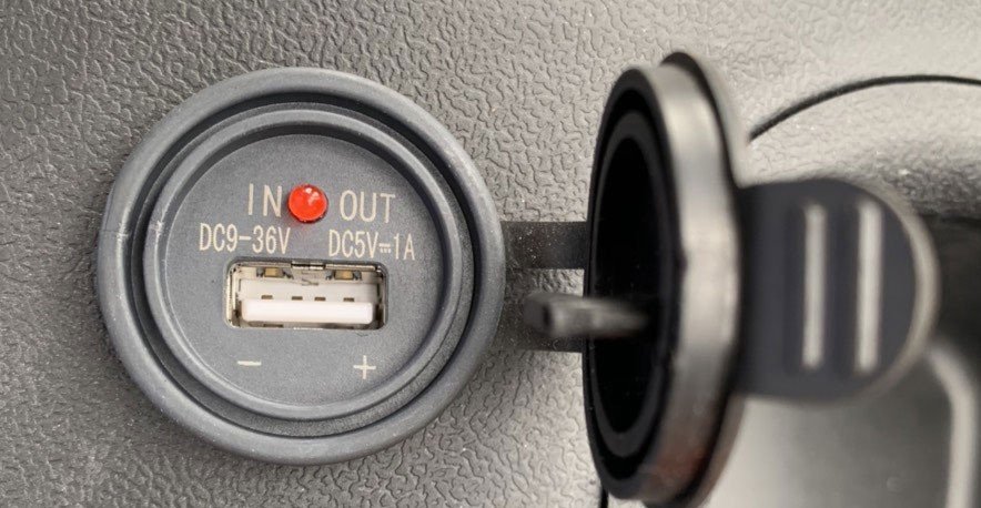 Cổng kết nối sạc nhanh tiện lợi trên xe nâng điện