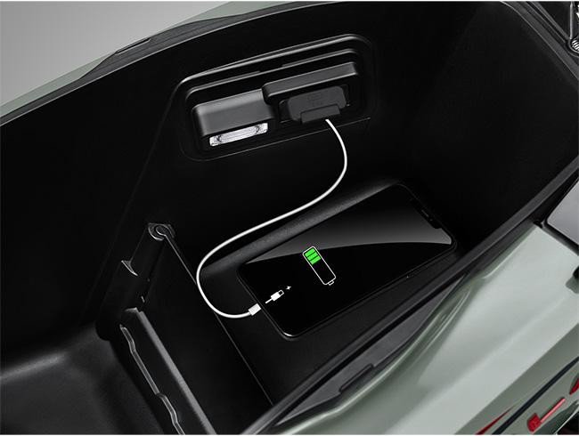 Cổng sạc USB tiện lợi bên trong hộc chứa đồ xe Airblade