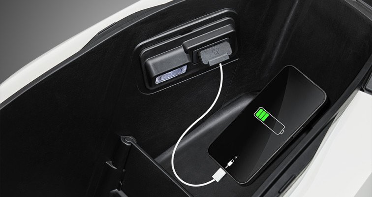 Cổng sạc USB Type C tiện lợi tích hợp trong hộc đồ phía trước