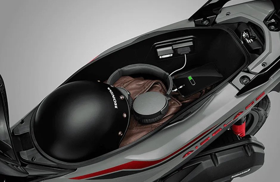 Cốp xe Air Blade rộng rãi